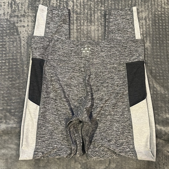 Pink Ultimate Grey Leggings Sz. MD Highrise - Picture 2 of 6